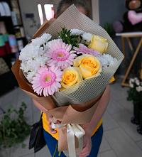 Букет цветов из:  Герберы, Розы и Хризантемы в Сурское