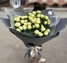 Букет Белые кустовые розы Солинеро в Сурское