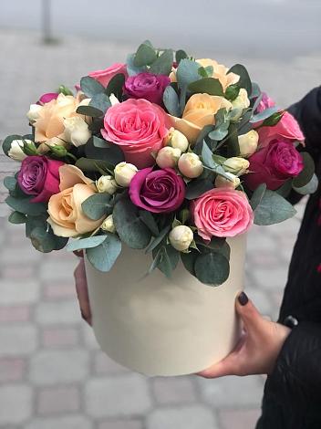 Цветочная композиция из Розы в шляпной коробке в Сурское