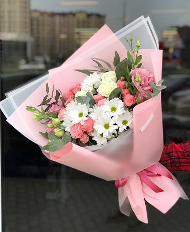 Букет цветов из: Розы, Лизиантусы и Хризантемы в Сурское